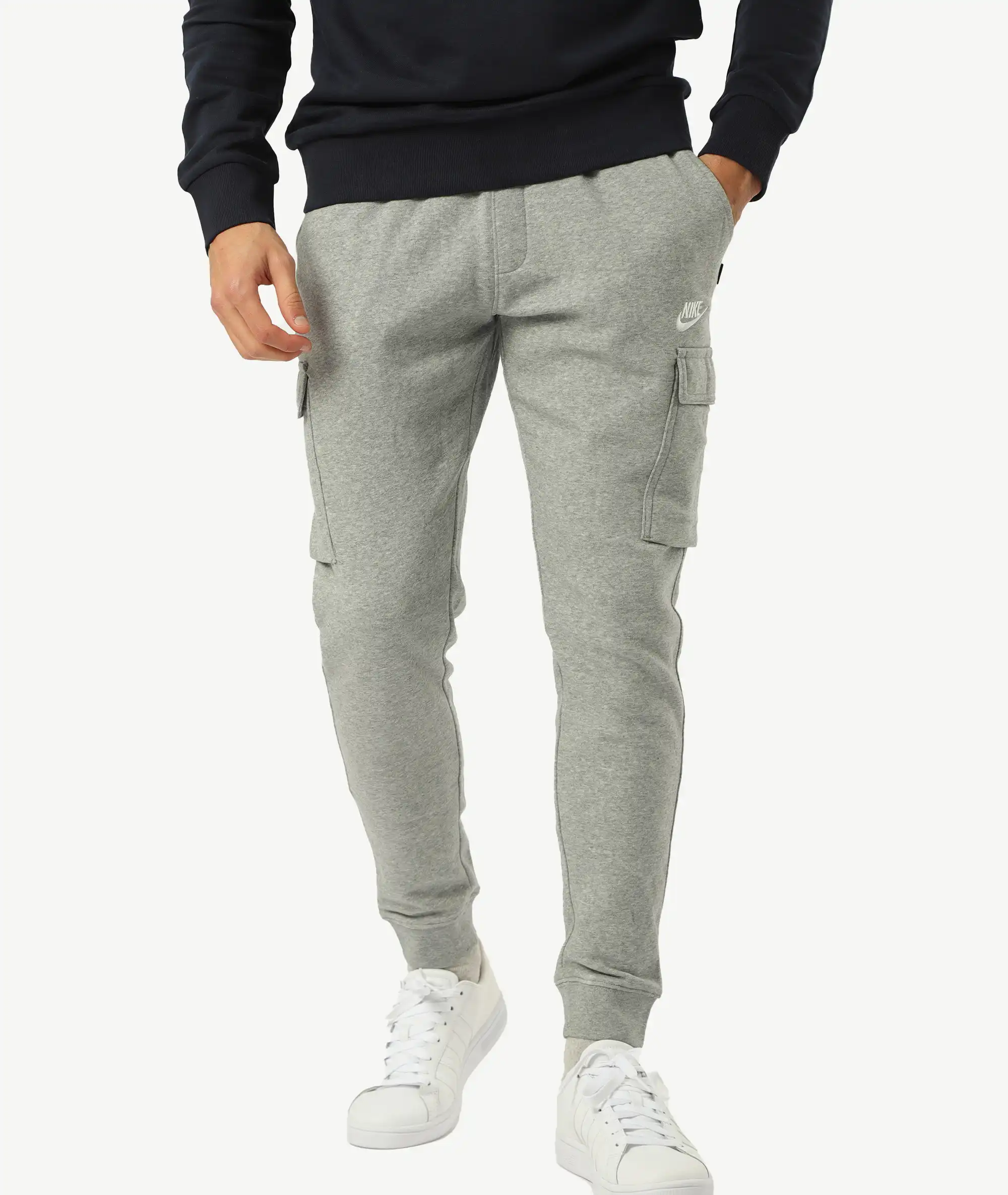 E-186015004-008_A Bas Jogging Nike Gris Cargo Athlétique Homme – Image 1