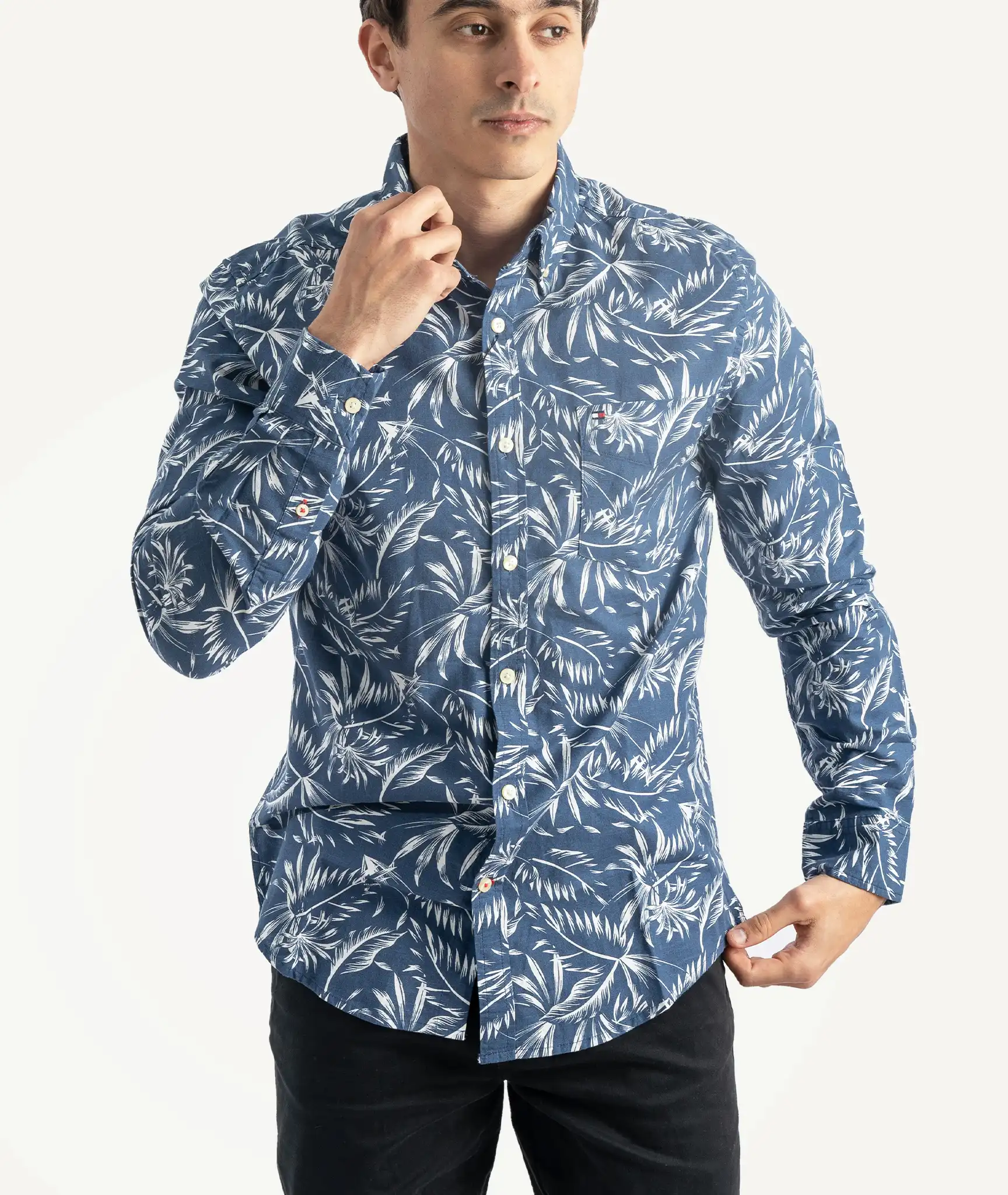 E-186006005-006_A Chemise Tommy Hlfiger Bleue Feuilles – Image 1